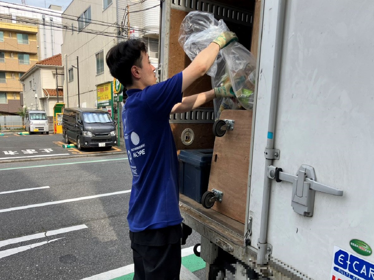 「戸建ての現場に溜められた大量の不用品回収」作業写真