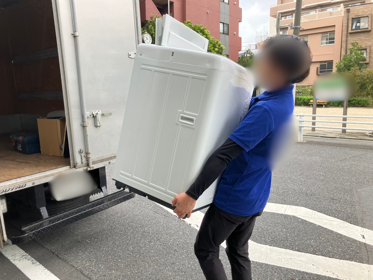 「買い替えにより不要になった冷蔵庫をお引き取りしました」作業写真