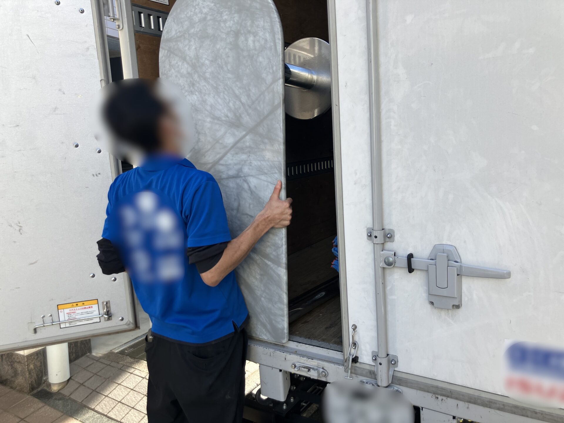 「1Kのマンションのお部屋からテーブルを回収しました」作業写真