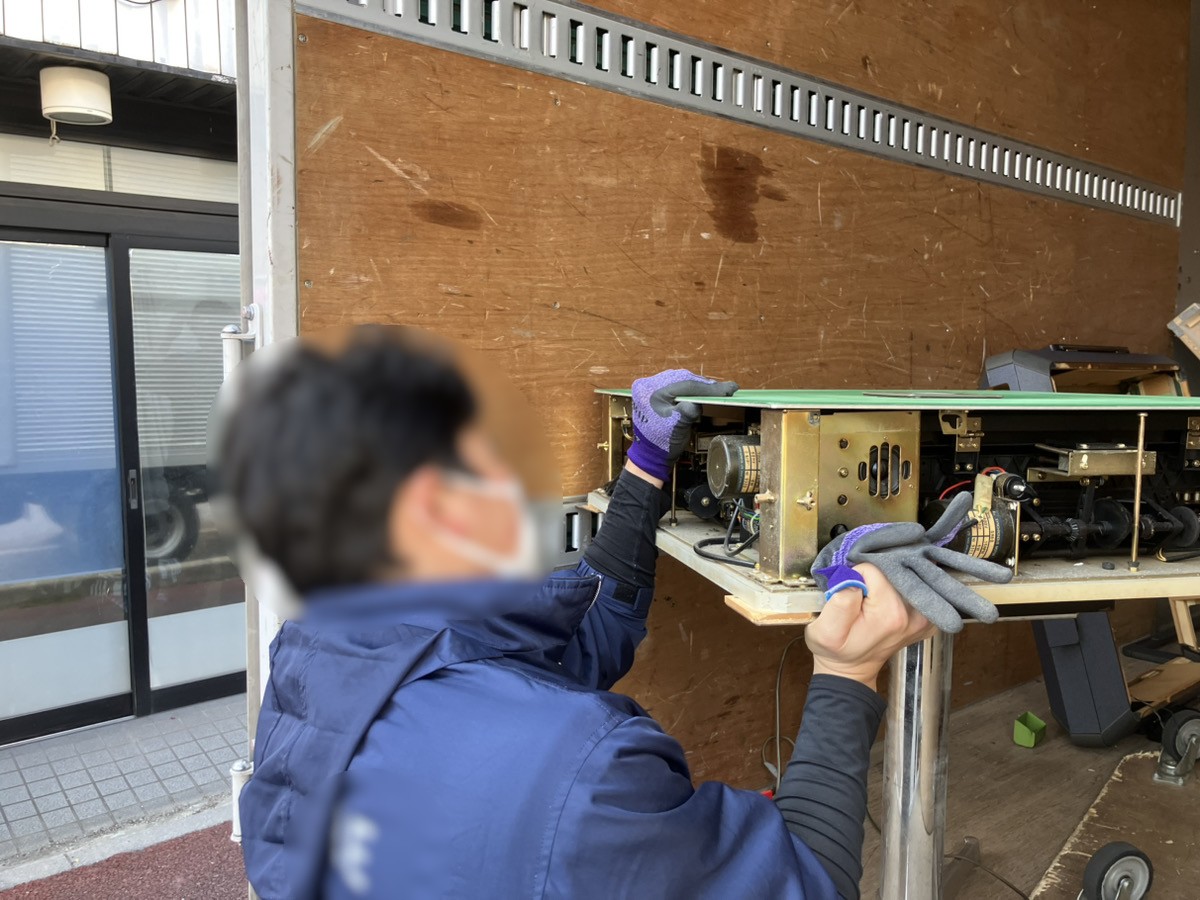 「1Kのマンションのお部屋から全自動麻雀卓を回収しました」作業写真