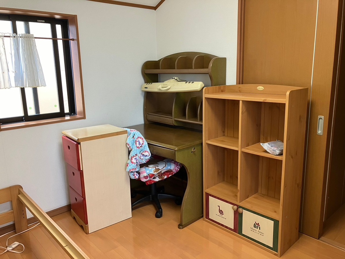 「戸建て住宅から不要になった勉強机とタンスを回収しました」作業写真