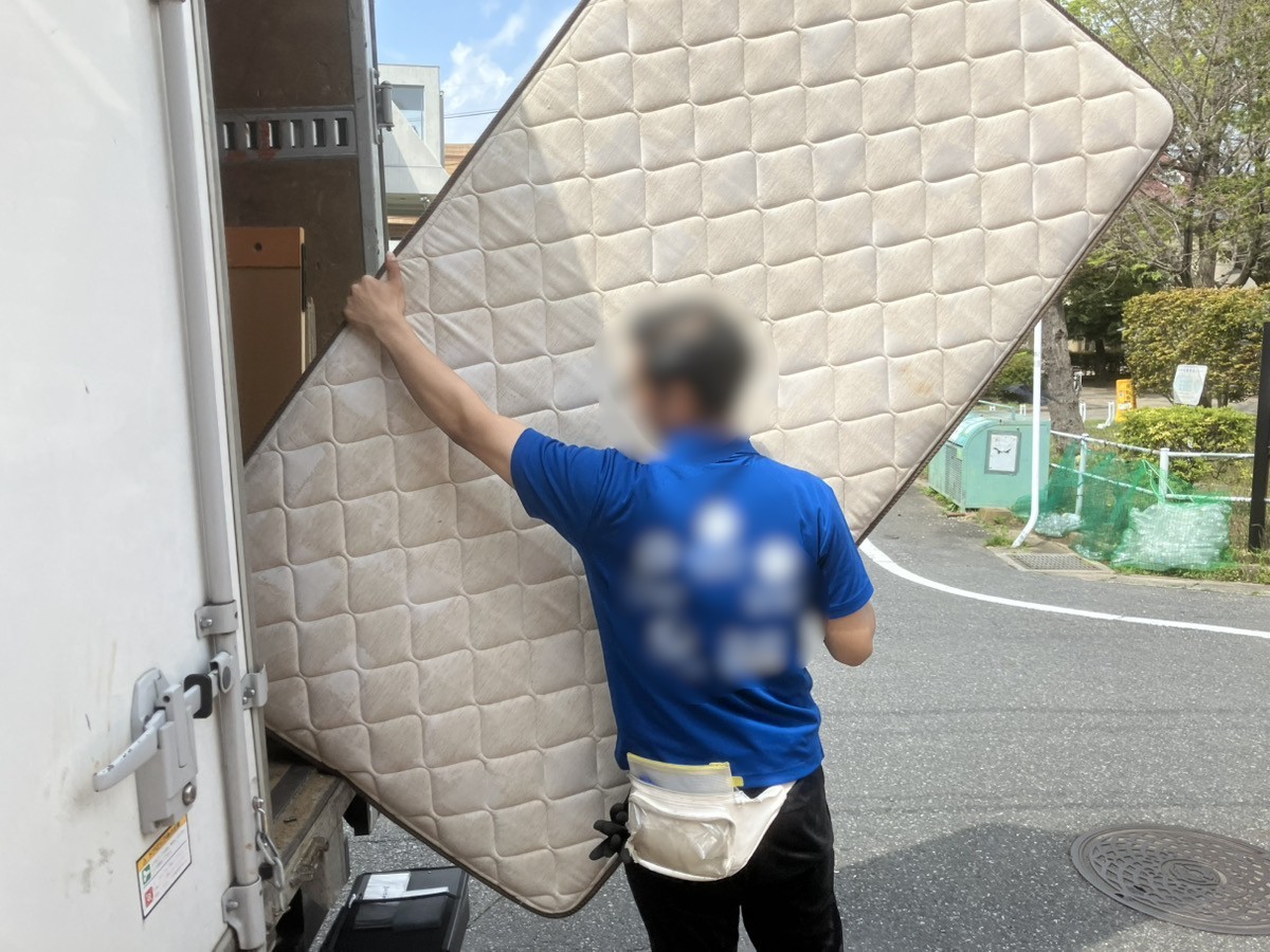 「3LDKのお家からマットレスを搬出、回収しました」作業写真