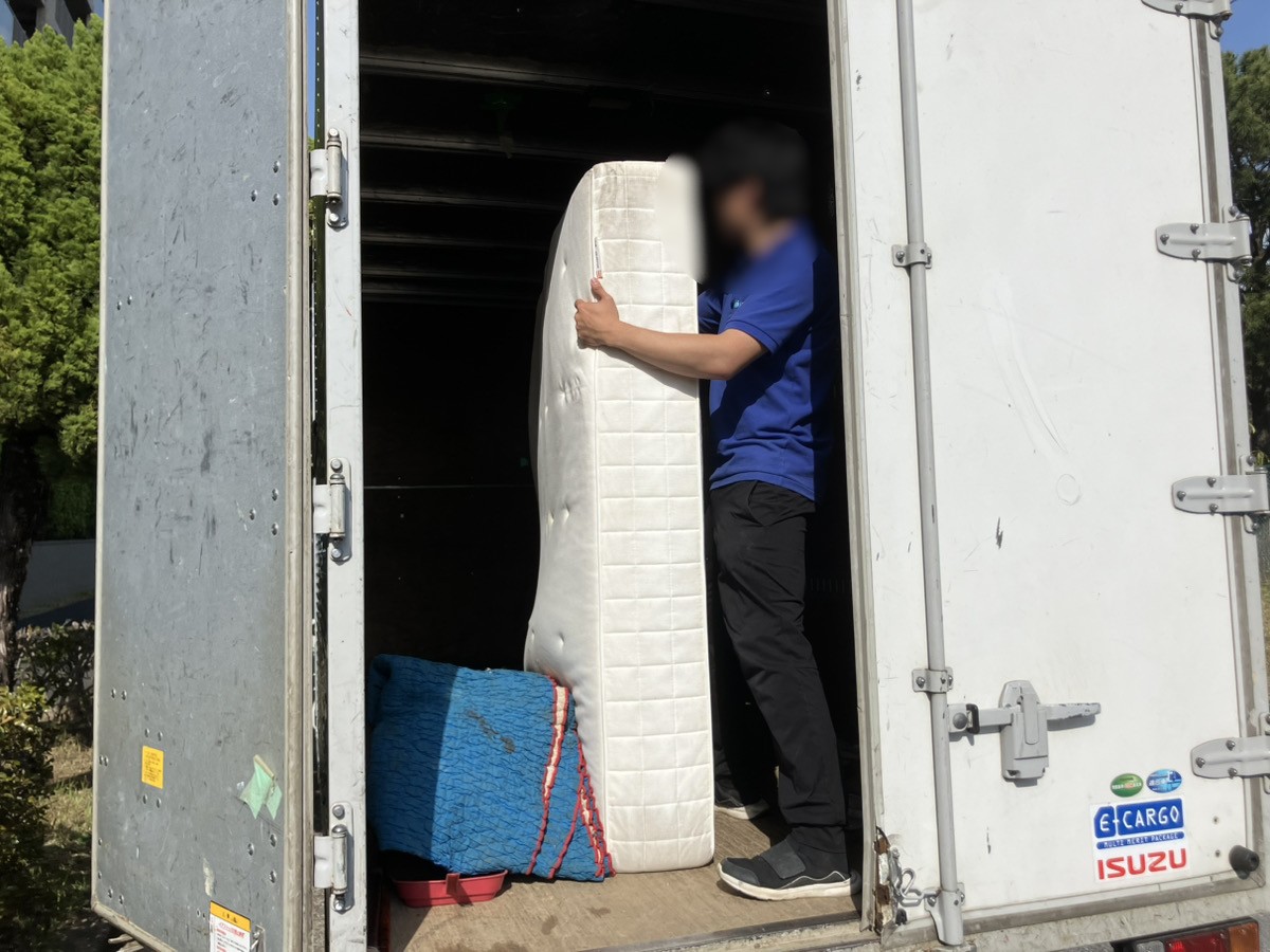 「3LDKのマンションのお部屋からマットレスを回収しました」作業写真