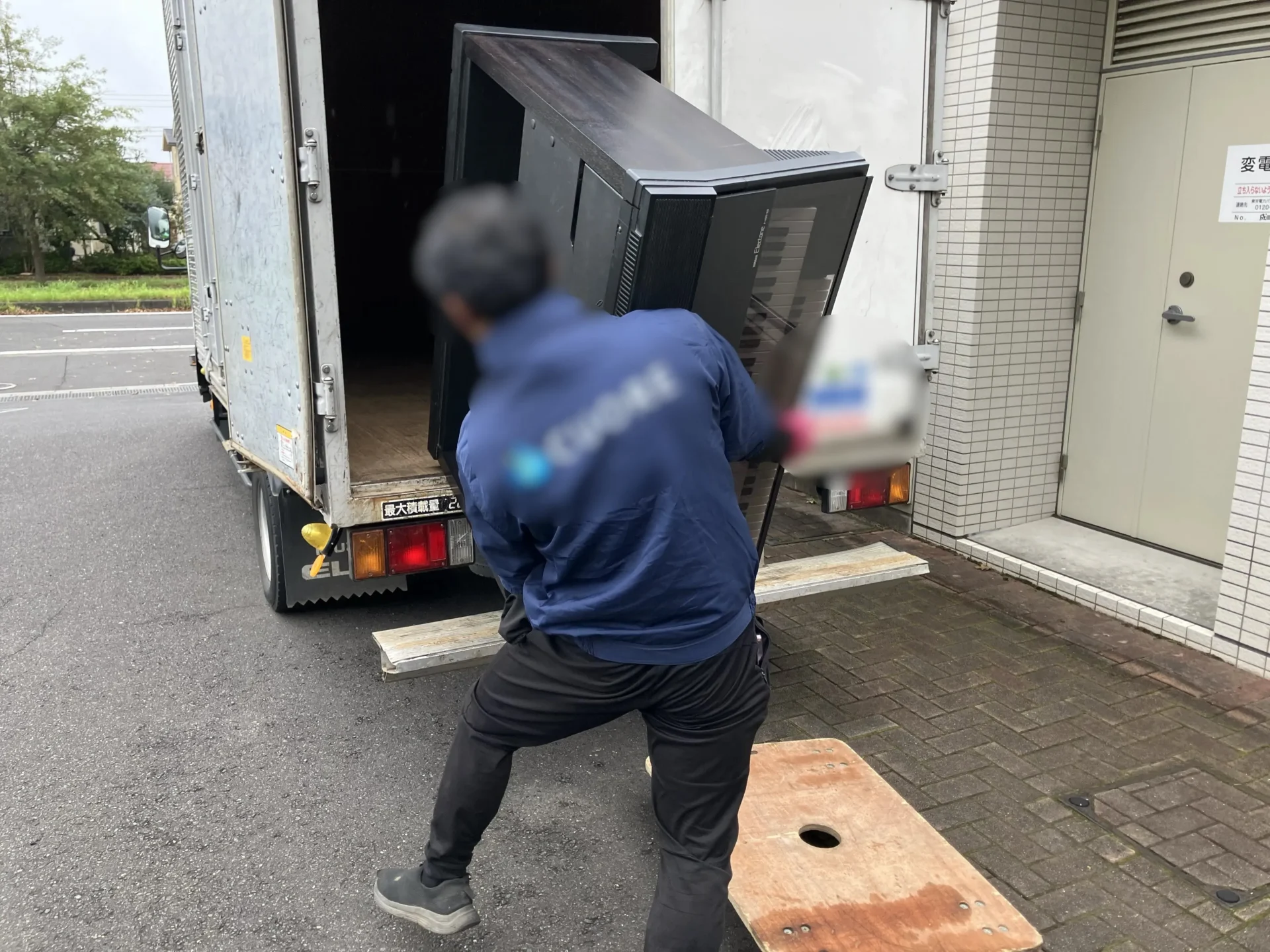 「処分に困られていたエレクトーンをお引きとりしました」作業写真